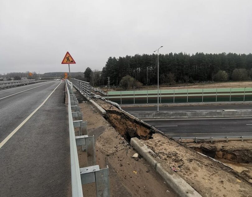 Дорога под Тверью «летает в воздухе» из-за размыва насыпи