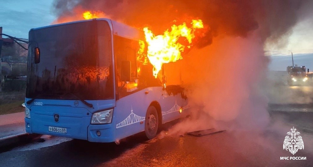 Опубликованы новые фотографии горящего пассажирского автобуса в Твери