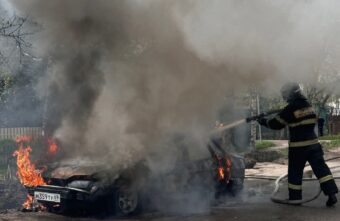В Пролетарском районе Твери загорелся автомобиль В Пролетарском районе Твери загорелся автомобиль