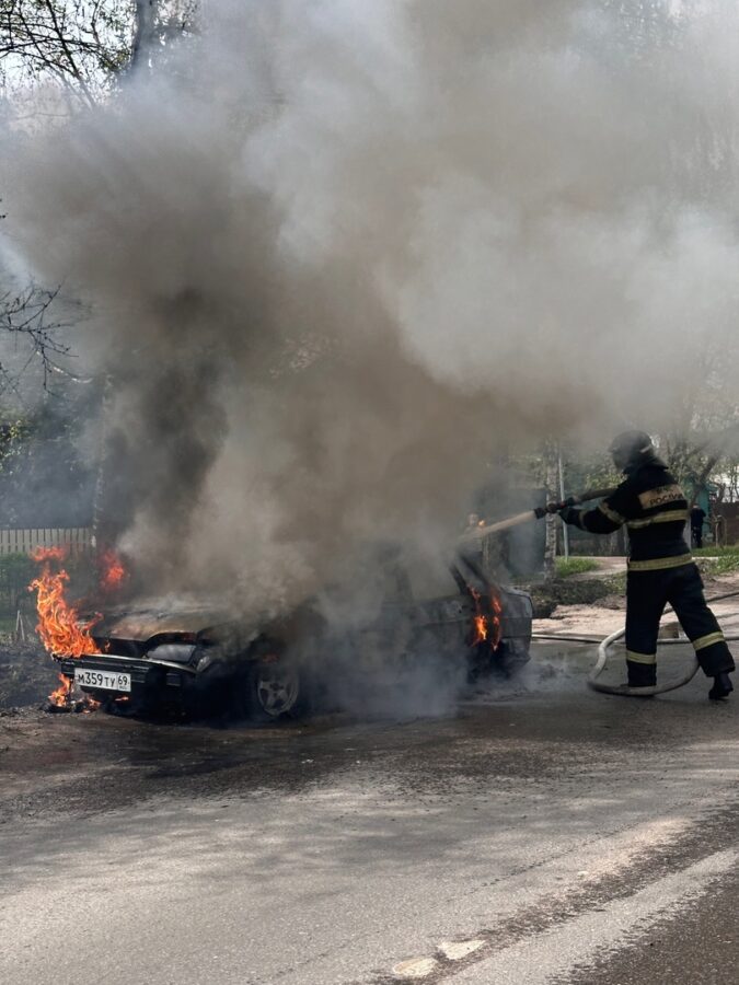 В Пролетарском районе Твери загорелся автомобиль