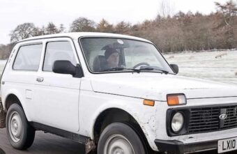 Жители Тверской области готовят «Ниву» для отправки на фронт