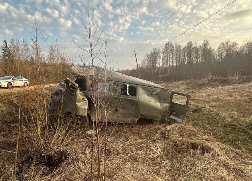 В Тверской области УАЗ вылетел в кювет и опрокинулся