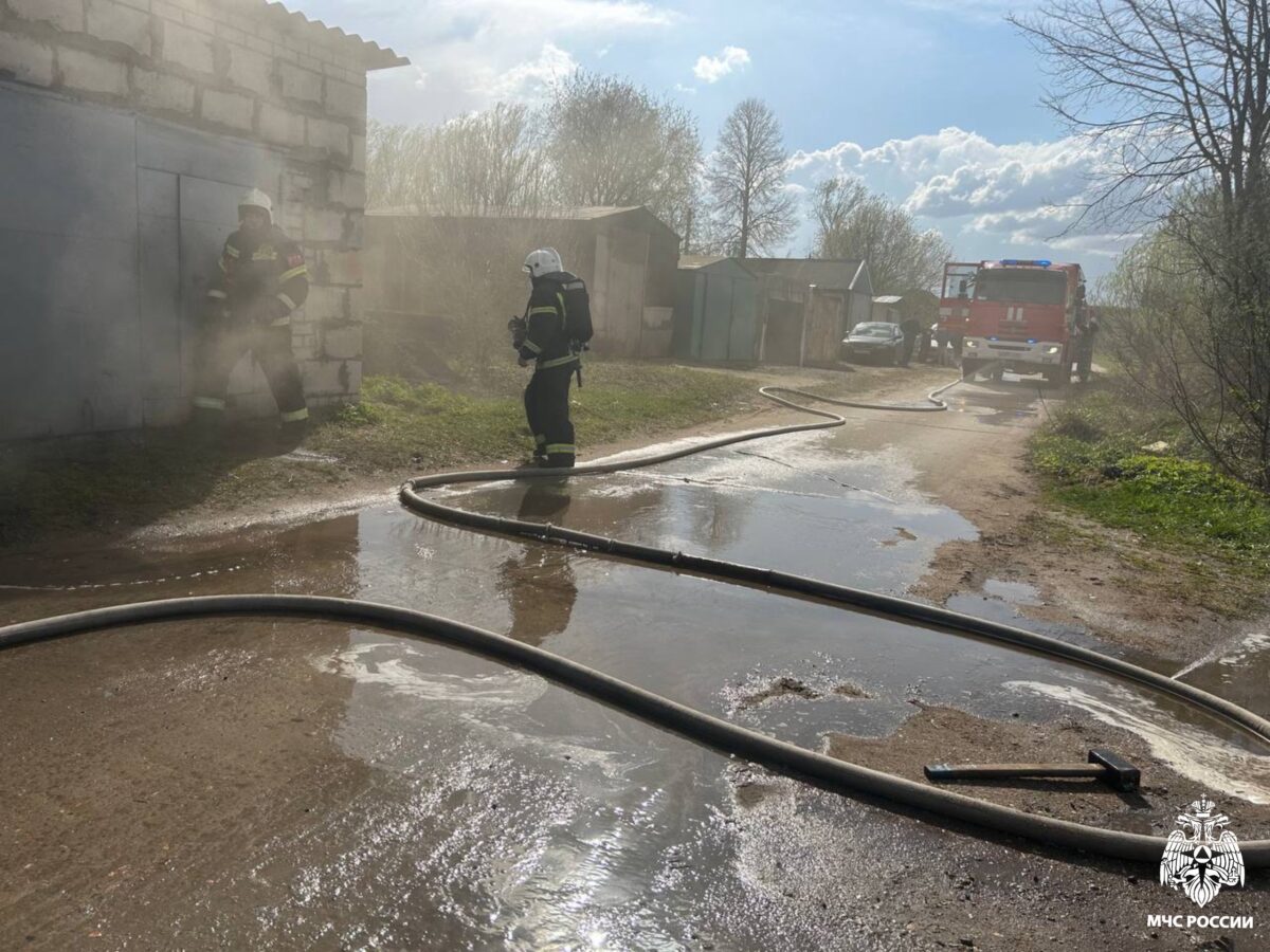 В Тверской области пожарные за полчаса потушили горящий гараж | ТОП Тверь  новости