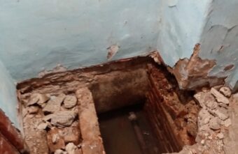 В подъезде дома в Тверской области «открылся портал» в подвал В подъезде дома в Тверской области «открылся портал» в подвал