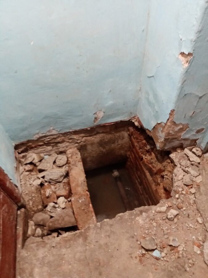 В подъезде дома в Тверской области «открылся портал» в подвал