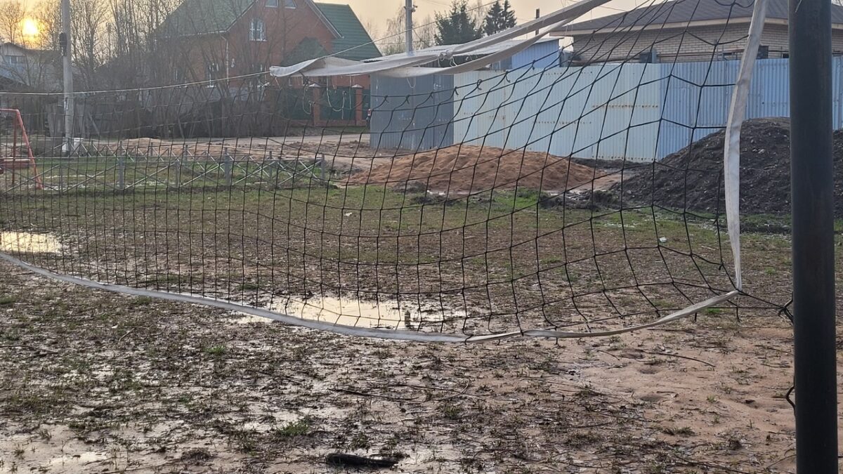 Жители Заволжского района Твери пожаловались на состояние детской площадки  | ТОП Тверь новости