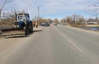 ВАЗ "догнал" трактор в Тверской области, два человека пострадали ВАЗ "догнал" трактор в Тверской области, два человека пострадали