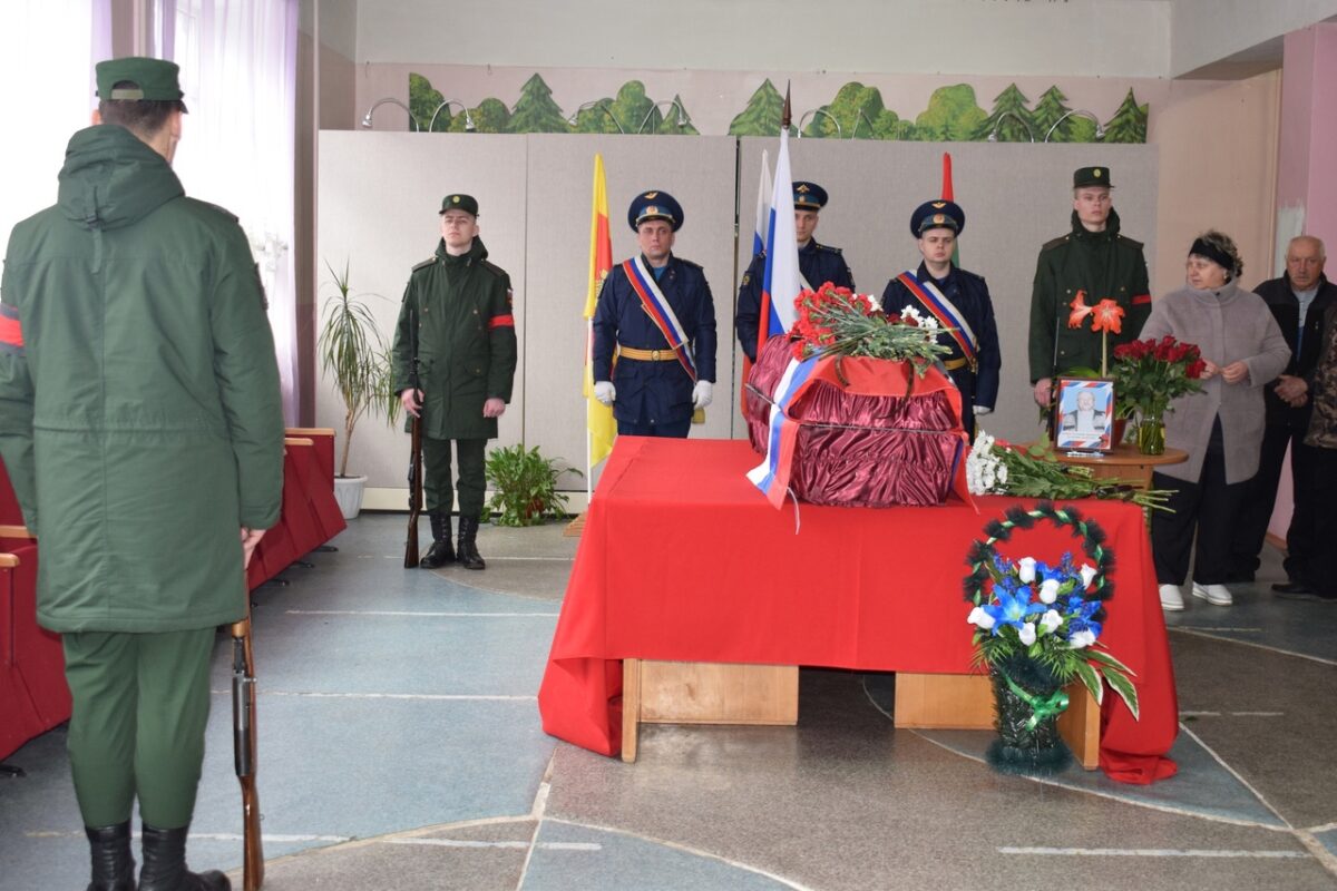В Тверской области проводили в последний путь бойца Александра Боброва В Тверской области проводили в последний путь бойца Александра Боброва