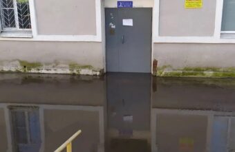 В Твери огромная лужа перекрыла вход в подъезд