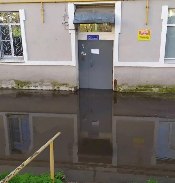 В Твери огромная лужа перекрыла вход в подъезд