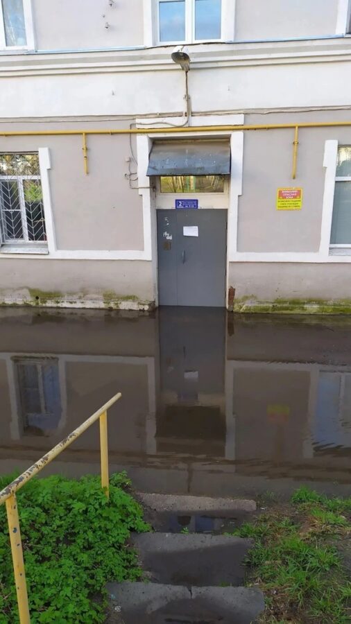 В Твери огромная лужа перекрыла вход в подъезд