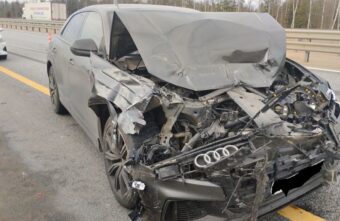 Водитель Audi "догнал" грузовой автомобиль на трассе в Тверской области