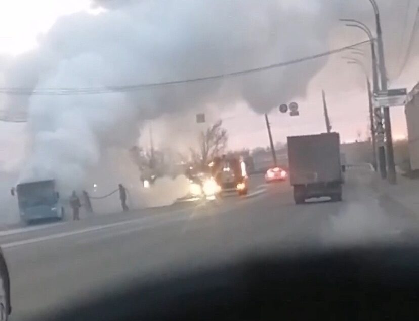 Утром в Твери загорелся автобус