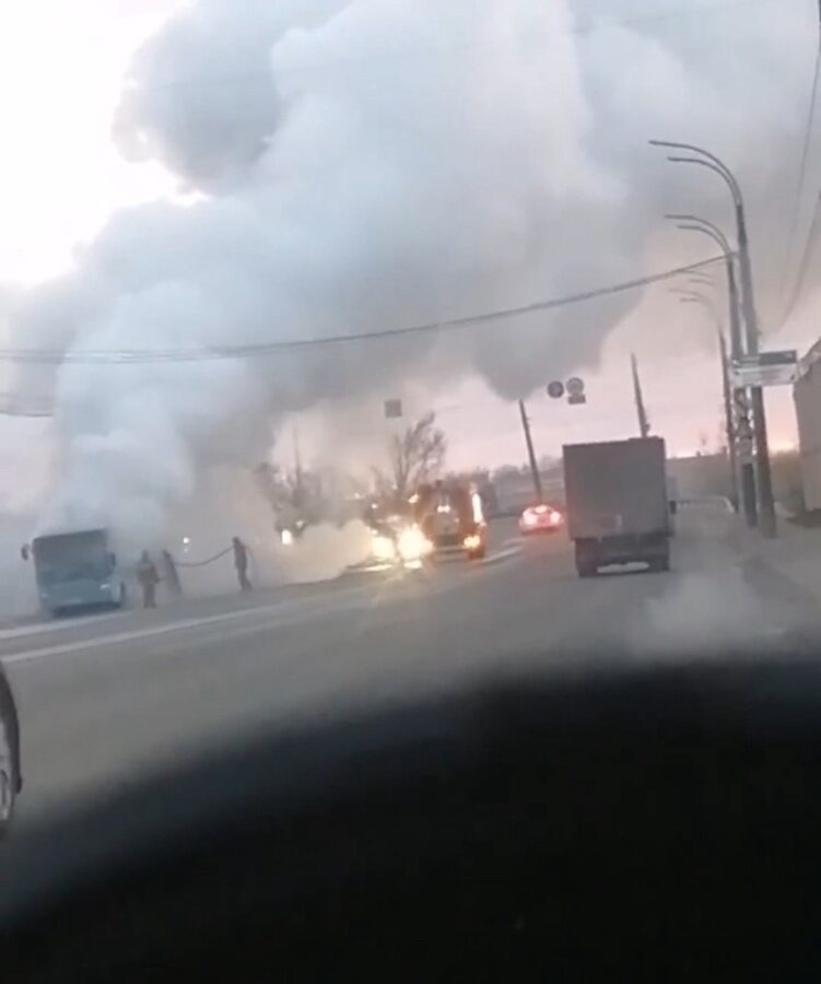 Утром в Твери загорелся автобус
