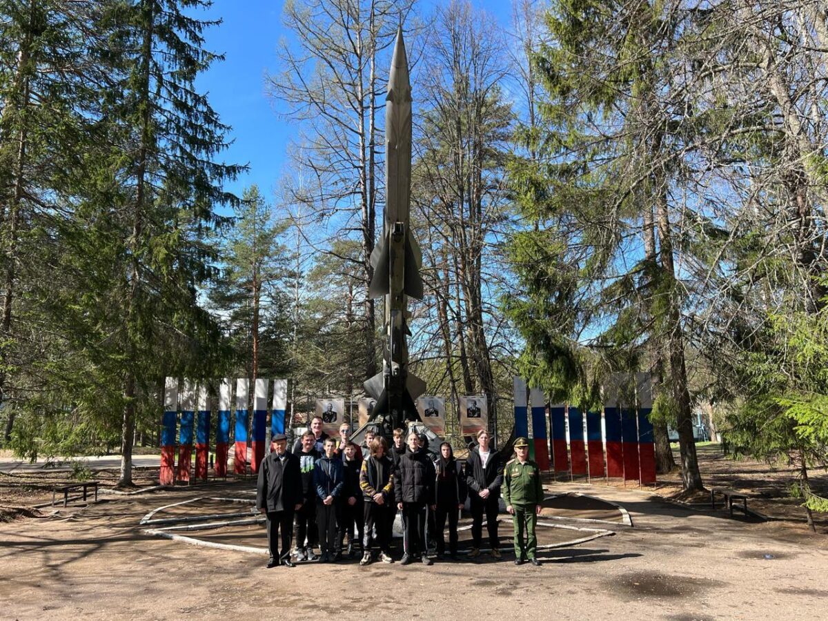 Экскурсию по казарме провели для молодёжи в Торопце