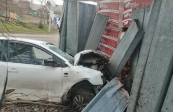 Volkswagen "протаранил" забор в Твери, есть пострадавшие Volkswagen "протаранил" забор в Твери, есть пострадавшие