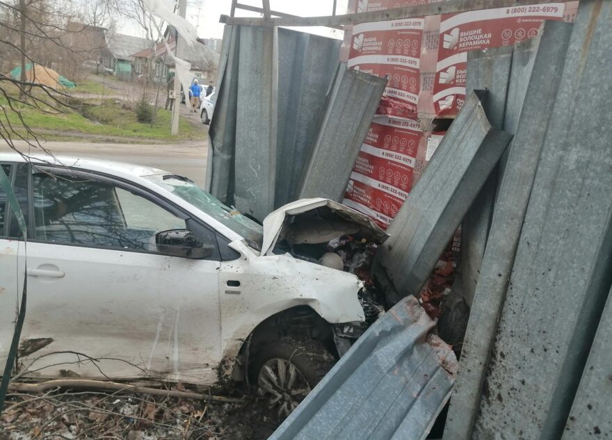 Volkswagen "протаранил" забор в Твери, есть пострадавшие