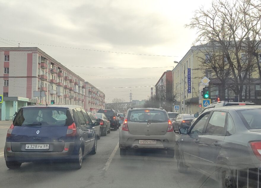 В Твери из-за перекрытия путепровода образовалась большая пробка