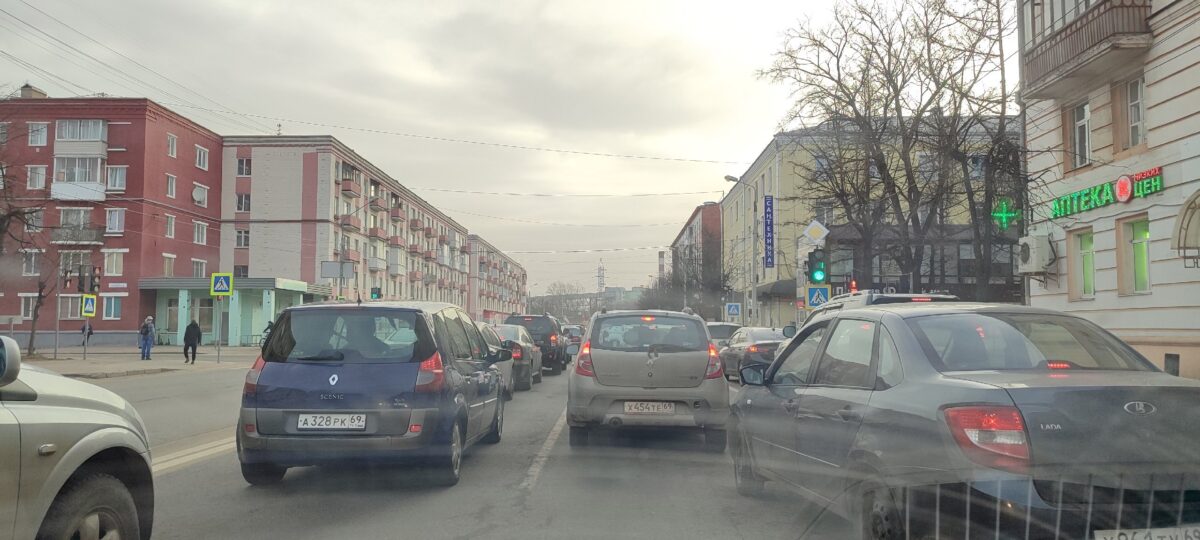 В Твери из-за перекрытия путепровода образовалась большая пробка