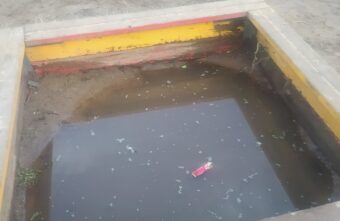 В Тверской области жители пожаловались на бассейн вместо песочницы В Тверской области жители пожаловались на бассейн вместо песочницы