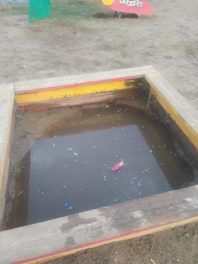 В Тверской области жители пожаловались на бассейн вместо песочницы