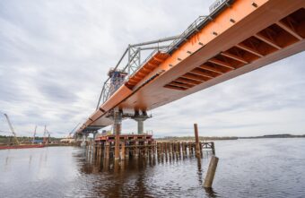 На Северном обходе Твери завершен последний этап надвижки пролетного строения моста через Волгу
