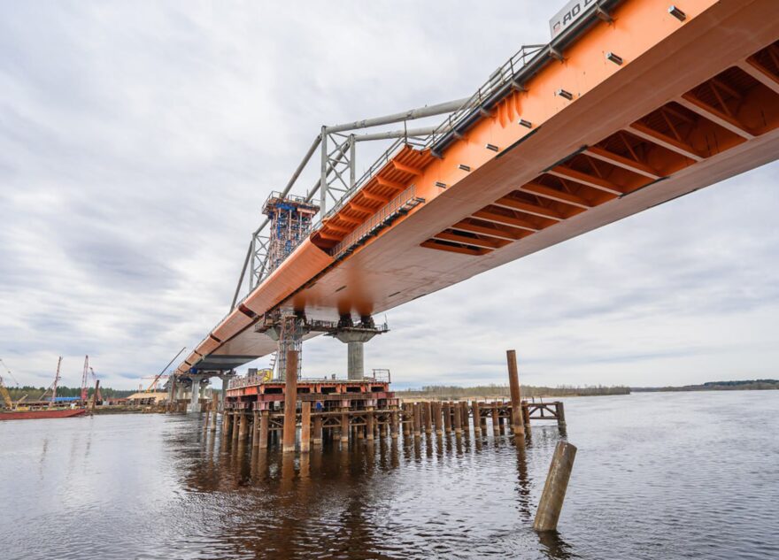 На Северном обходе Твери завершен последний этап надвижки пролетного строения моста через Волгу