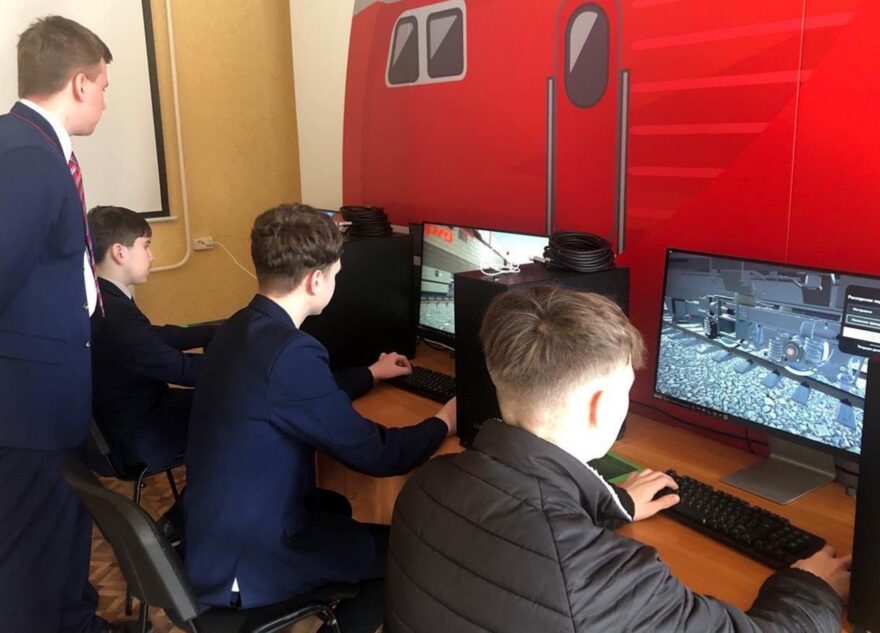 Школьникам Тверской области рассказали о железнодорожных профессиях и напомнили правила транспортной безопасности