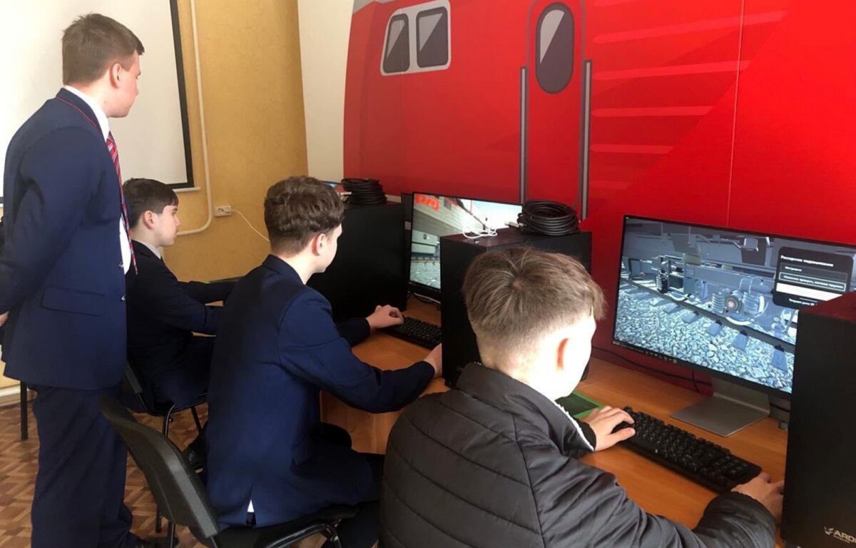 Школьникам Тверской области рассказали о железнодорожных профессиях и напомнили правила транспортной безопасности