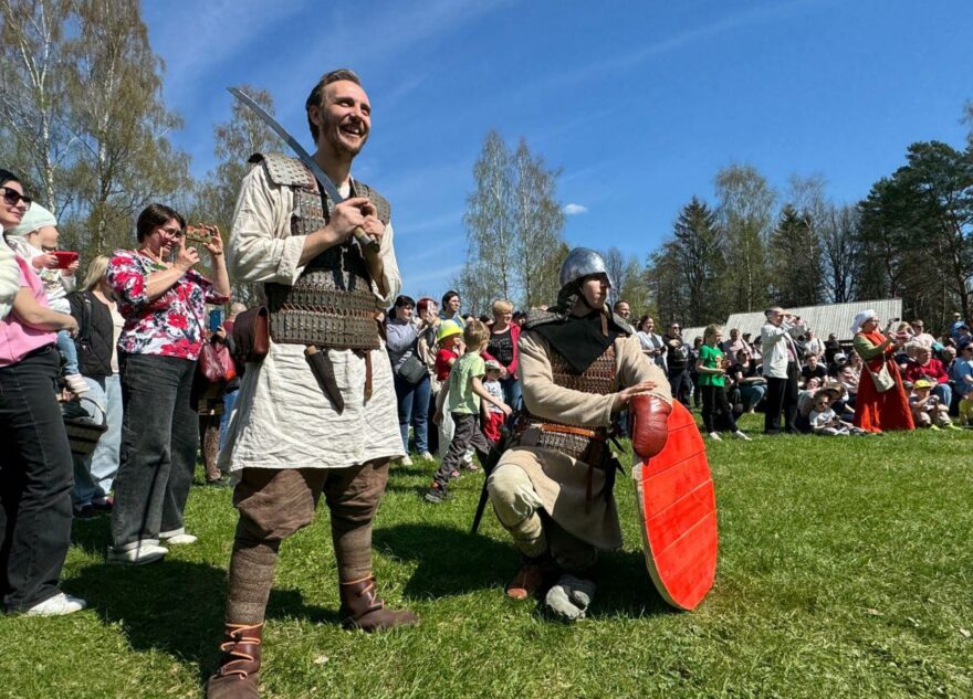 На фестивале в Тверской области бьются за древний Торжок