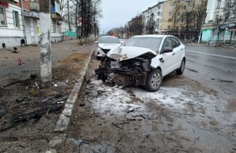 В Твери машина влетела в столб В Твери машина влетела в столб