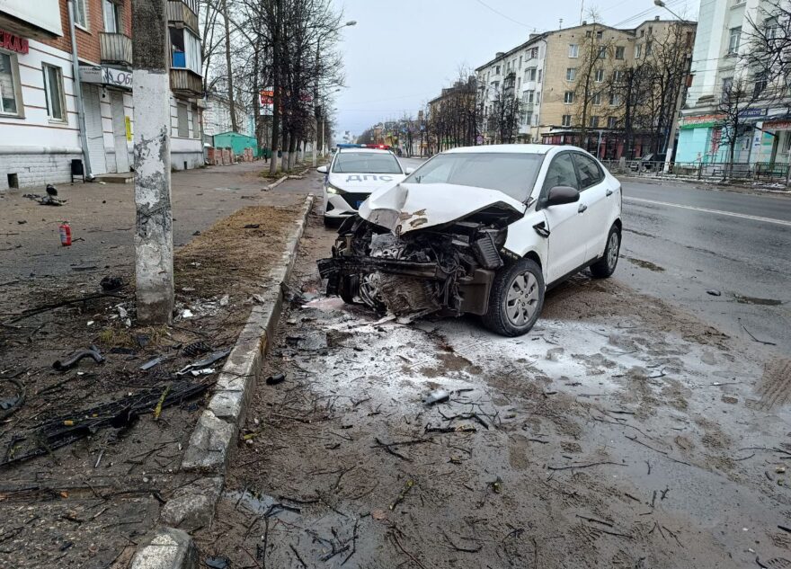 В Твери машина влетела в столб