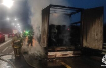 На трассе М-11 в Тверской области сгорел грузовик с древесиной На трассе М-11 в Тверской области сгорел грузовик с древесиной