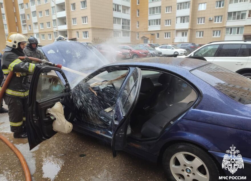 Утром в Твери произошёл пожар в иномарке