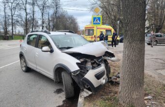 В Твери водитель въехал в препятствие возле дороги