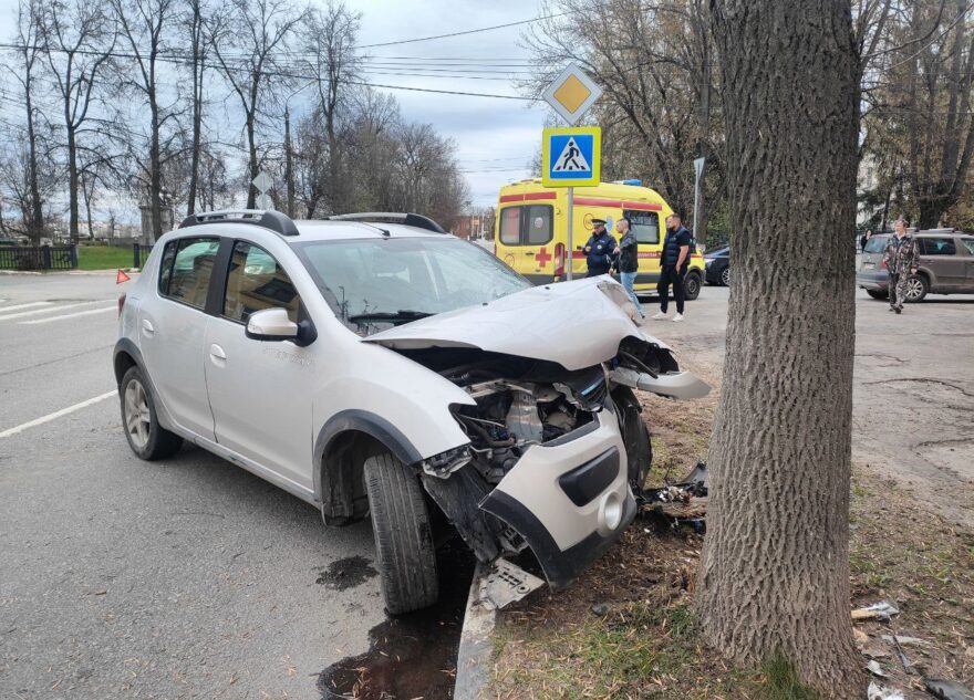 В Твери водитель въехал в препятствие возле дороги