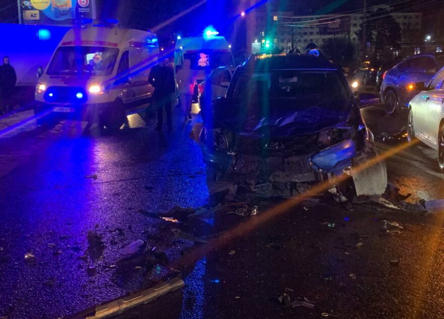 Вечером в Твери произошло массовое ДТП, в котором пострадали люди