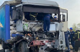При ДТП в Твери водителя зажало в кабине грузовика