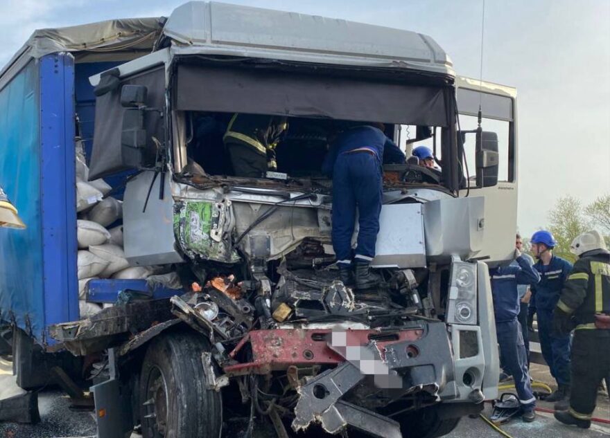 При ДТП в Твери водителя зажало в кабине грузовика