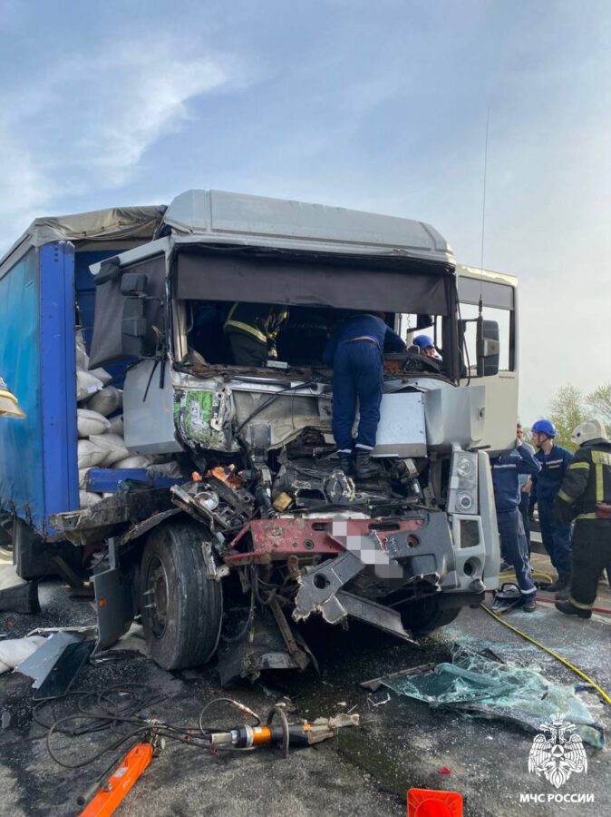 При ДТП в Твери водителя зажало в кабине грузовика