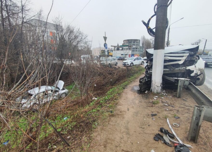Появилось видео столкновения «Ниссана» и «Форда» в Твери