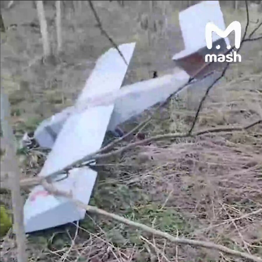В Тверской области на прогулке с собаками мужчина нашел в лесу беспилотник