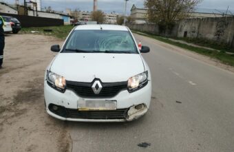 Женщина на электросамокате попала под колёса "Логана" в Твери