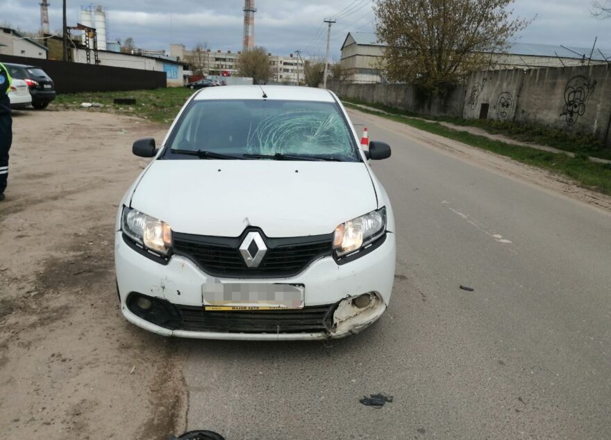 Женщина на электросамокате попала под колёса "Логана" в Твери