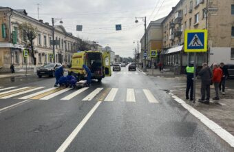 Девушка попала под колёса машины на пешеходном переходе в Твери