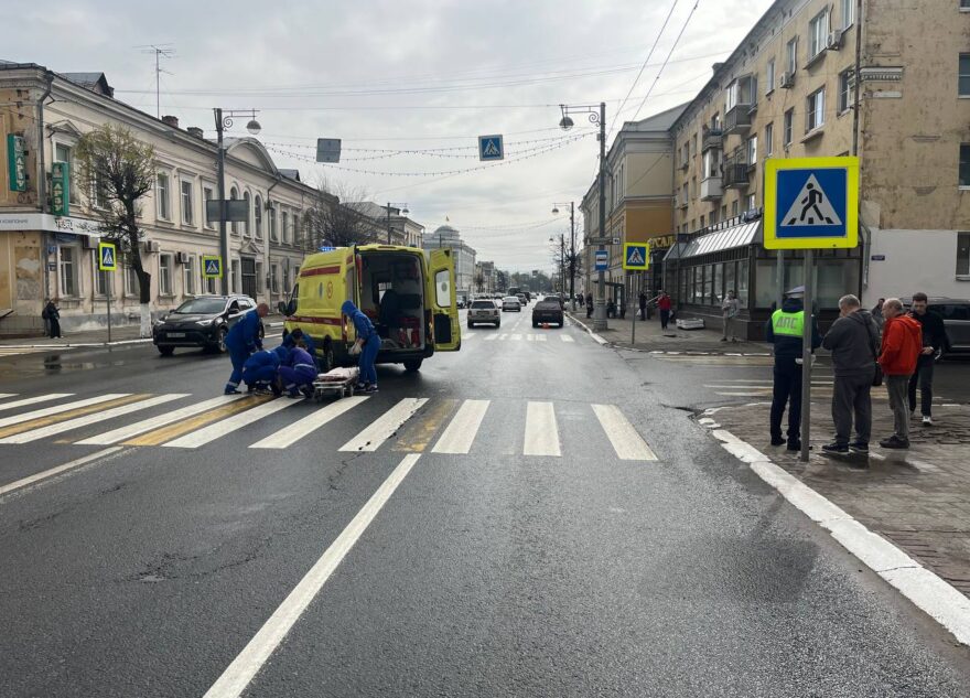 Девушка попала под колёса машины на пешеходном переходе в Твери