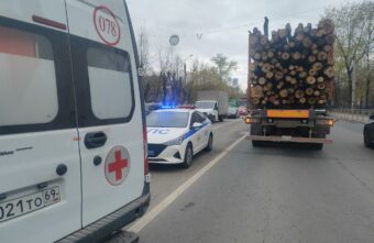 Водитель лесовоза сбил 9-летнего мальчика на зебре в Твери
