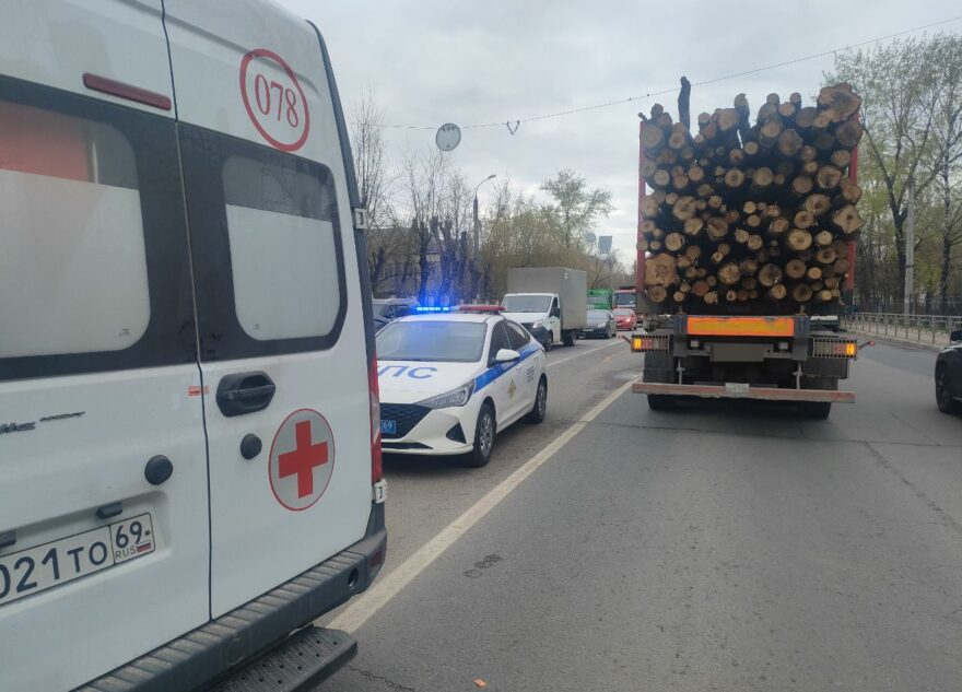 Водитель лесовоза сбил 9-летнего мальчика на зебре в Твери