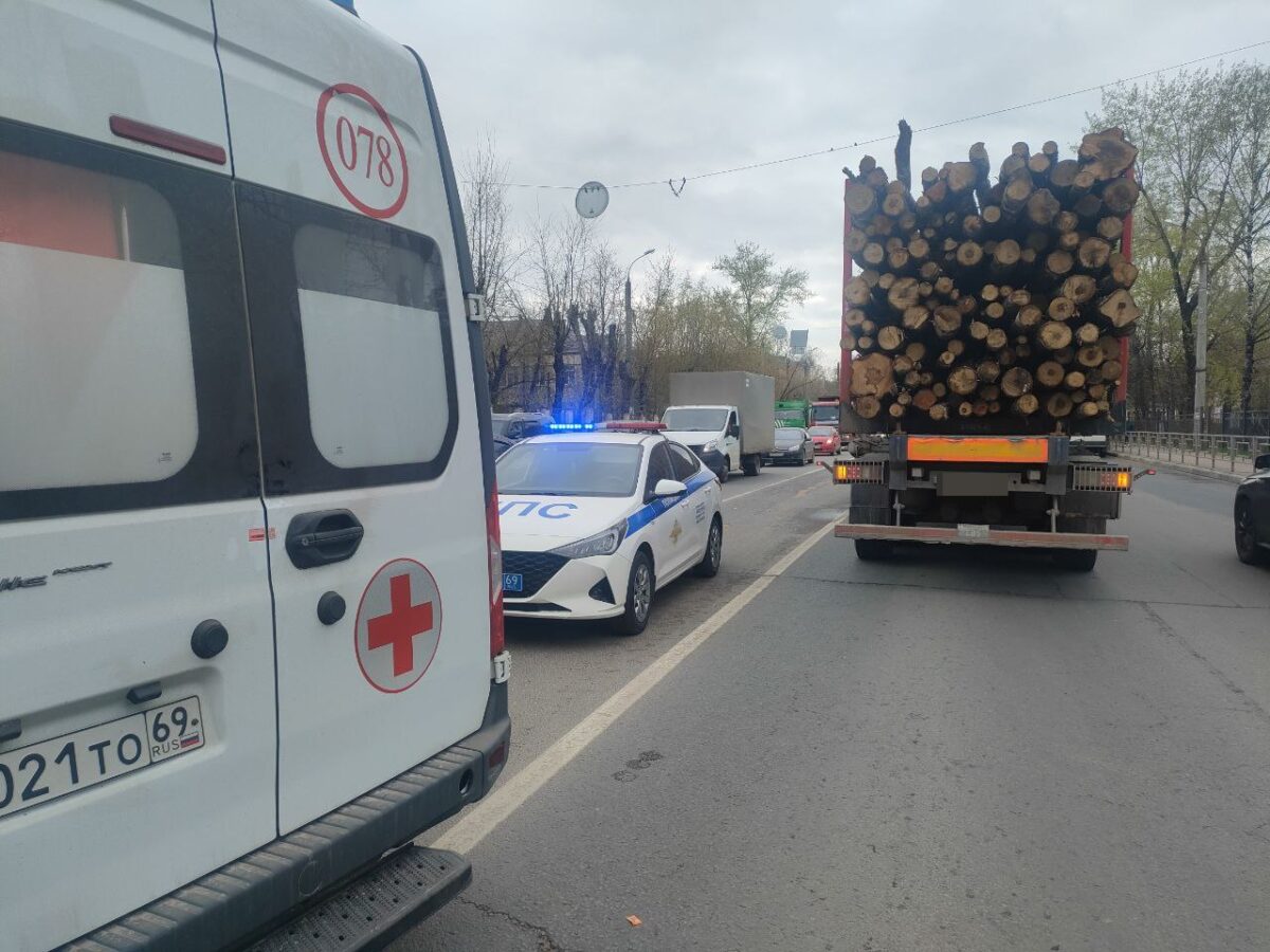Водитель лесовоза сбил 9-летнего мальчика на зебре в Твери