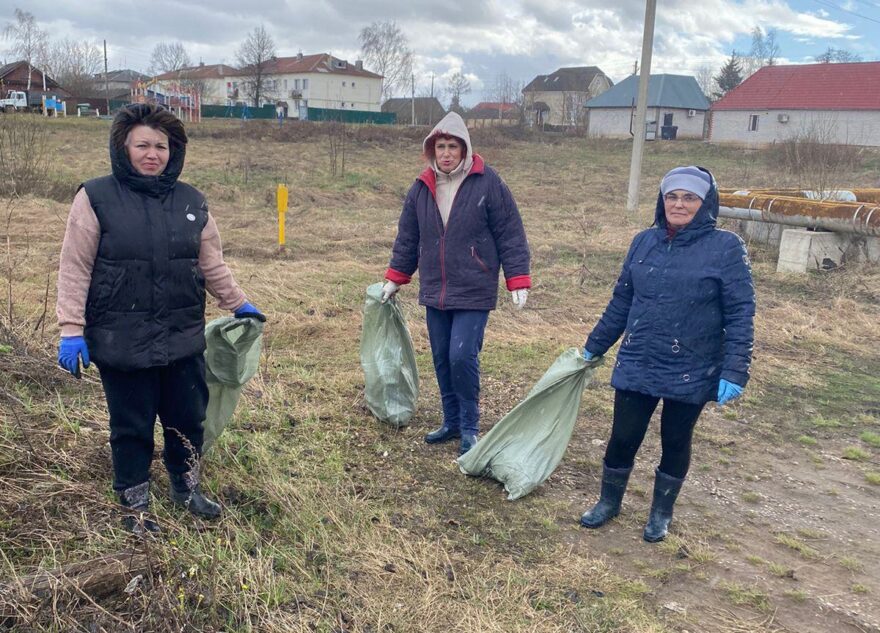 Сотрудники администрации Калязинского округа вышли на уборку